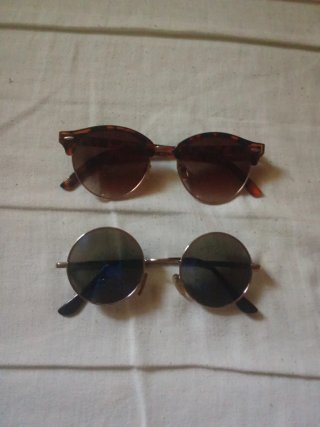 Gafas de sol marrones y plateadas