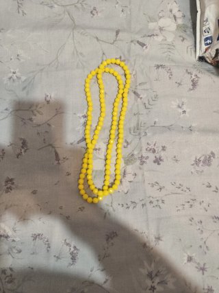 Collar de cuentas amarillas