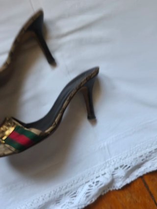 Sandalias Gucci Marrón y Dorado