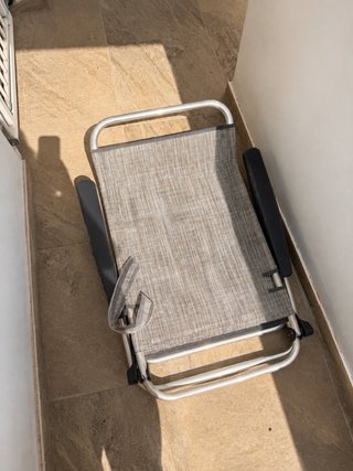 Silla de playa plegable gris y beige