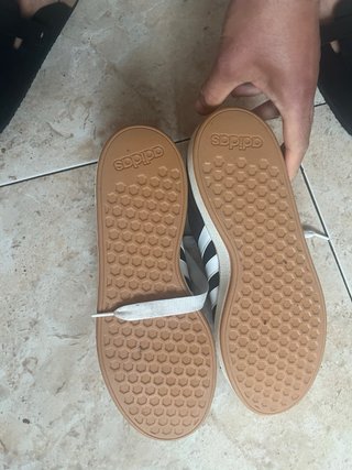 Zapatillas Adidas Negras y Blancas