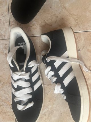 Zapatillas Adidas Negras y Blancas