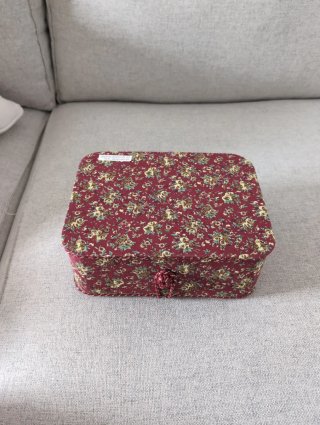 Caja joyero o accesorios floral.