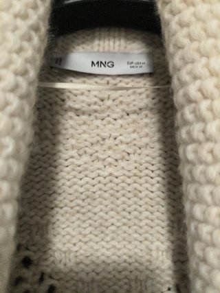 Chaqueta de punto beige con flecos