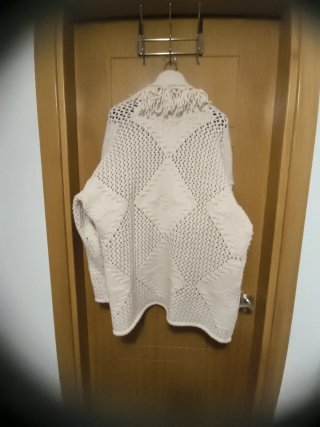 Chaqueta de punto beige con flecos