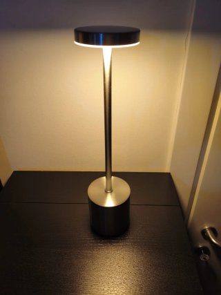 Lampada LED da tavolo in metallo