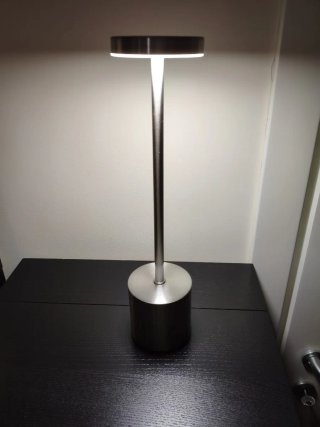 Lampada LED da tavolo in metallo