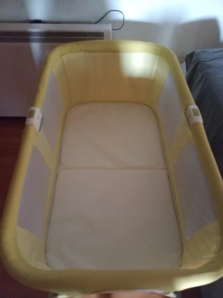 Cuna de bebé amarilla