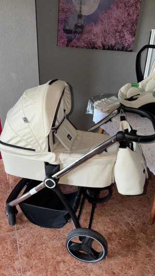 Cochecito de bebé de marca, nuevo