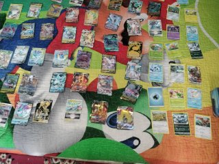 Cartas Pokémon con caja de metal  Negociable