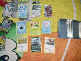 Cartas Pokémon con caja de metal  Negociable