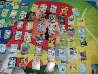 Cartas Pokémon con caja de metal  Negociable