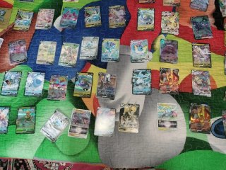 Cartas Pokémon con caja de metal  Negociable
