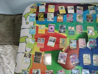 Cartas Pokémon con caja de metal  Negociable