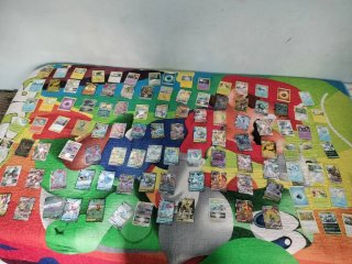 Cartas Pokémon con caja de metal  Negociable