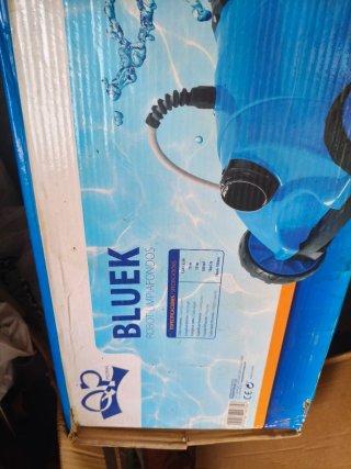 Robot limpiafondos piscina azul