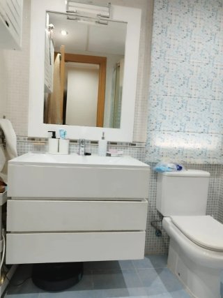 Mueble de baño blanco con espejo