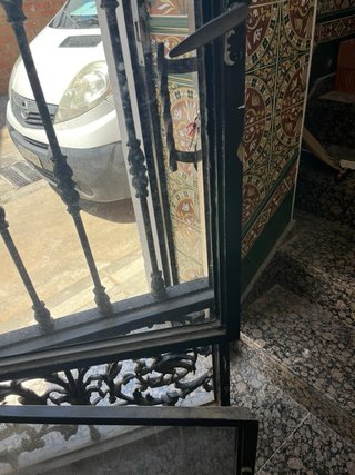 Puerta de hierro forjado
