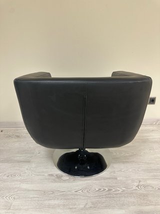 Sillón negro piel giratorio diseño Le Corbusier