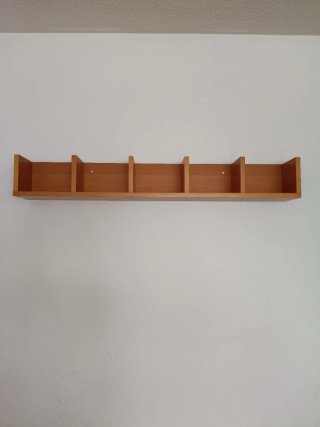 Estantería de madera marrón