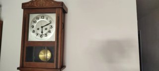 Reloj de pared, antiguo, con péndulo