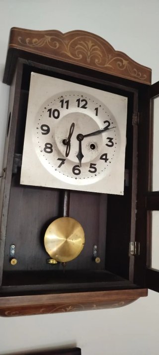 Reloj de pared, antiguo, con péndulo