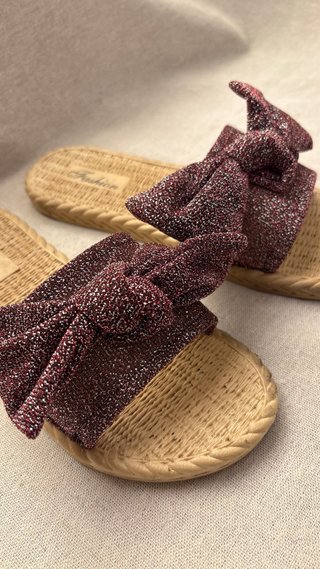 Sandalias planas con lazo brillante