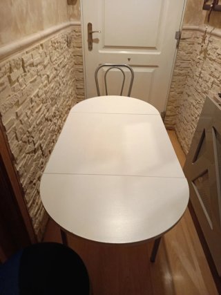 Mesa dos sillas y dos taburetes de cocina