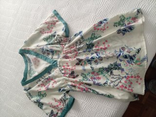 Blusa estampada flores y mariposas
