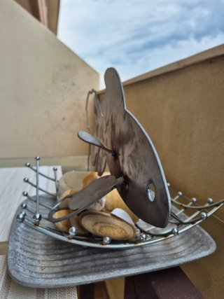 Figura di Pesce Design Artigianale in Metallo e Pietra