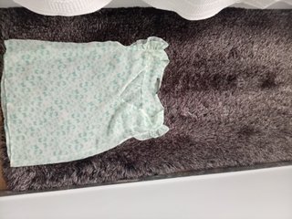 Blusa verde con estampado de mariposas