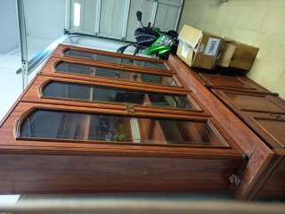 Mueble de salón de madera y cristal