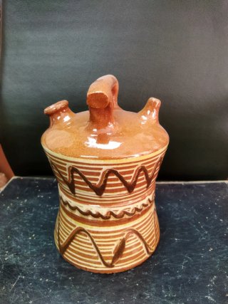 Botijo de cerámica marrón con asas
