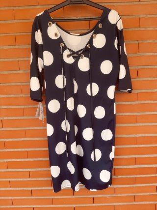 Vestido azul marino con lunares blancos