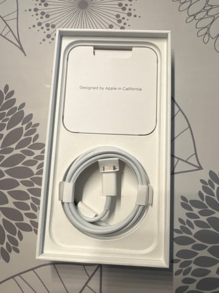 Caja iPhone 12 con accesorios