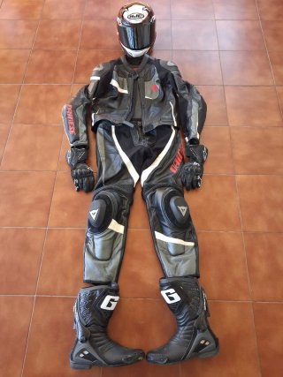 Traje de moto Dainese, casco hjc, gotas gaerne
