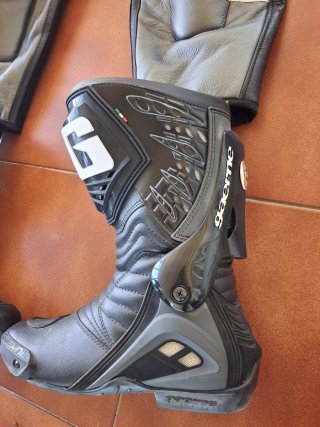Traje de moto Dainese, casco hjc, gotas gaerne