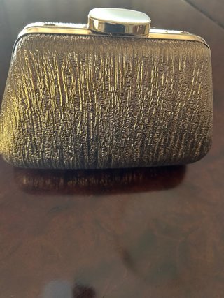 Bolso de mano dorado Frandami con cadena