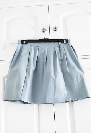 Falda azul plisada