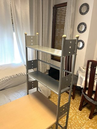 Mesa auxiliar metálica y madera