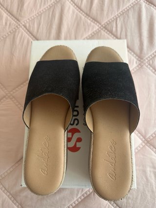 Sandalias cuña negras y beige