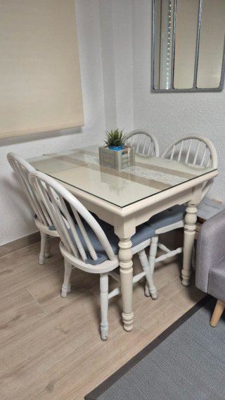 Mesa de comedor blanca madera +4 sillas+cristal