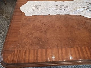 Mesa de comedor de madera con carcoma