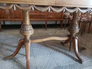 Mesa de comedor de madera con carcoma
