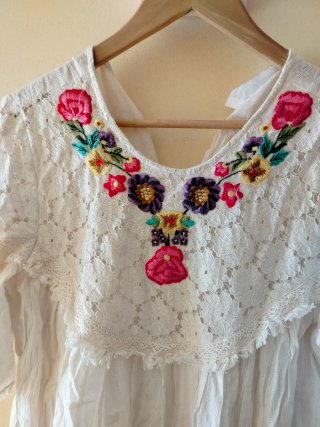 Vestido blanco bordado flores talla M