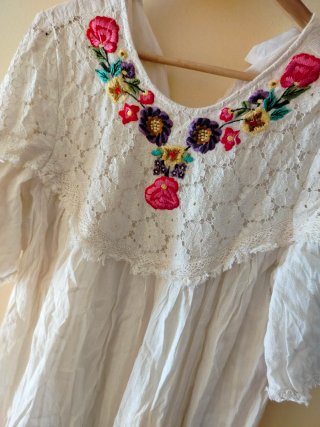 Vestido blanco bordado flores talla M