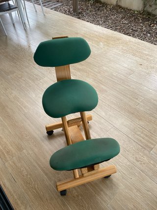 Silla ergonómica madera y tela verde