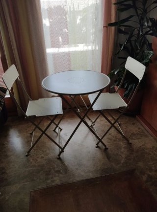 Mesa y 2 sillas plegables de metal
