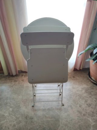 Mesa y 2 sillas plegables de metal
