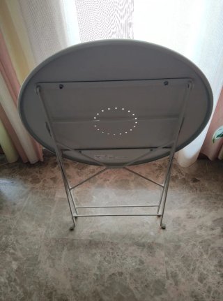 Mesa y 2 sillas plegables de metal
